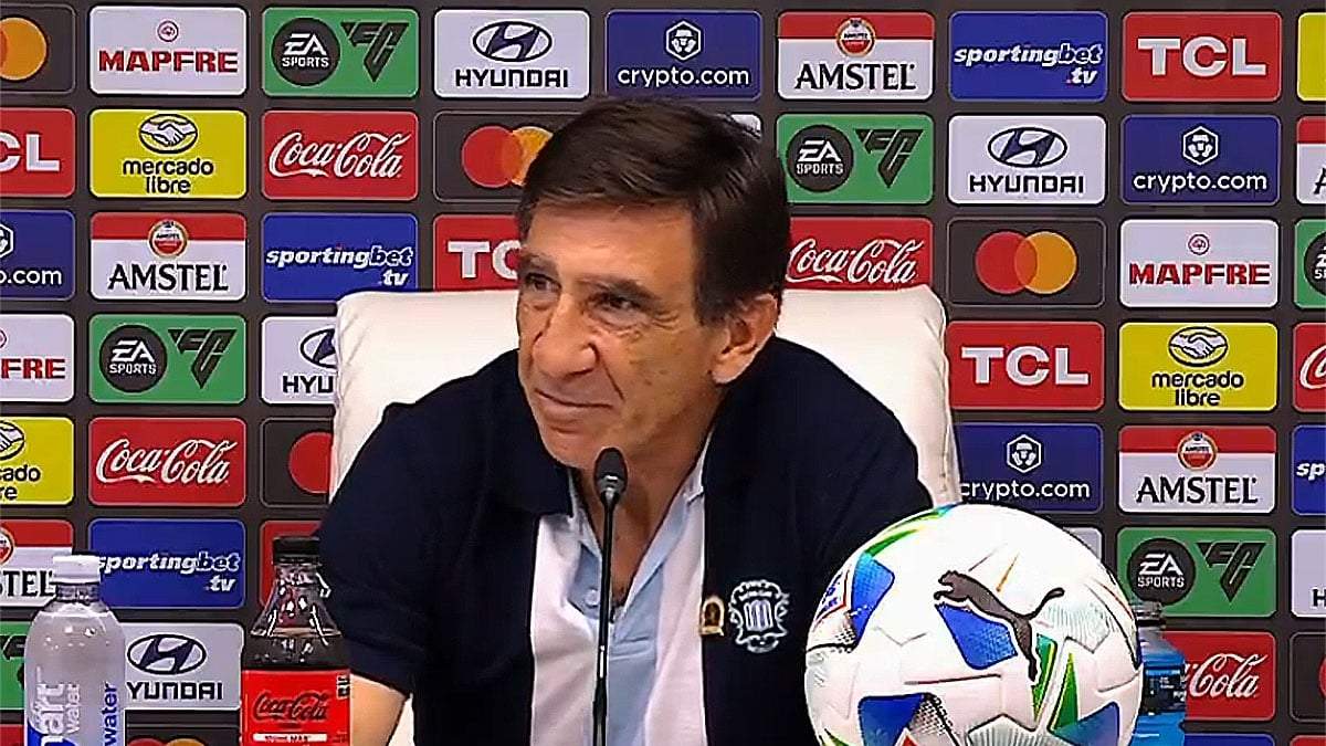 Gustavo Costas, dolido en la conferencia de prensa.