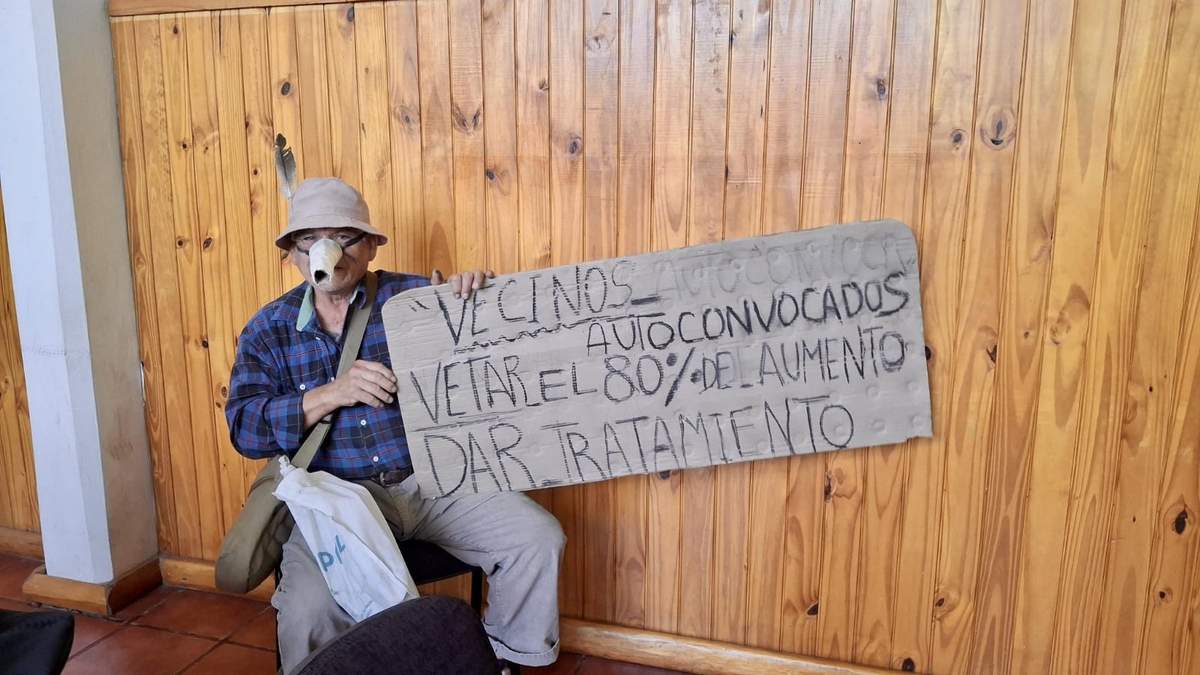 Un therian contra el aumentazo en Junín de los Andes. Fuente: (Junín al Instante)