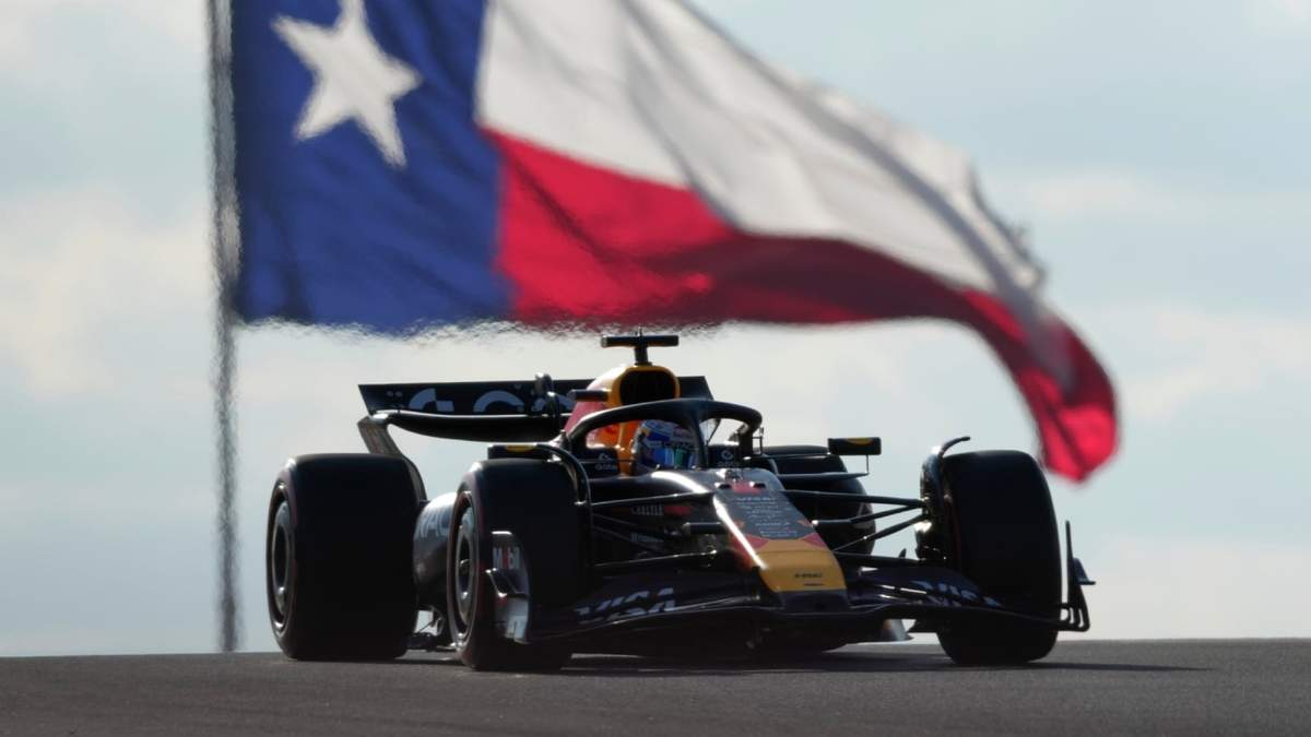 El neerlandés Max Verstappen de Red Bulls conduce su auto en la calificación al Gran Premio de Estados Unidos en Fórmula Uno el sábado 18 de octubre del 2025
