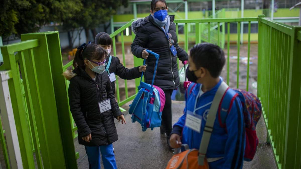 Alumnos y docentes de la escuela primaria Carlos Pellicer