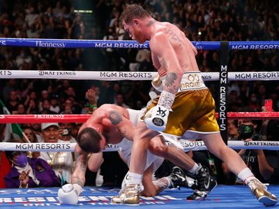 "Canelo" Álvarez derrota por nocaut a Caleb Plant en histórico combate