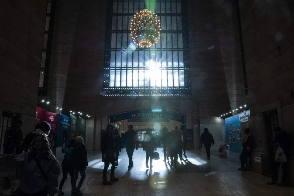 Viajeros caminan por la Grand Central Terminal de Nueva York el 21 de diciembre de 2023.