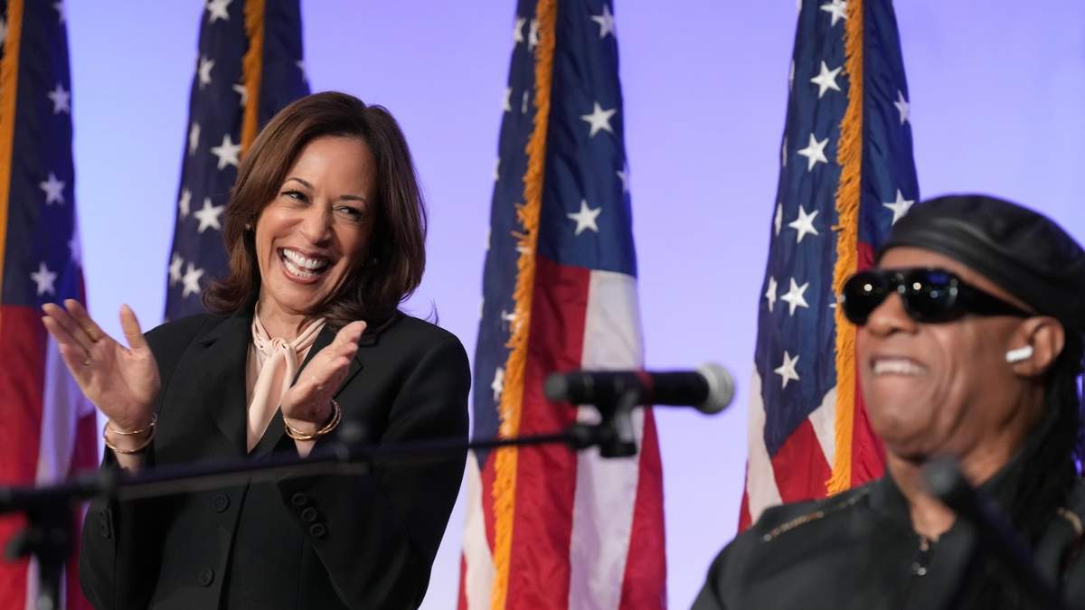 Kamala Harris escucha a Stevie Wonder interpretar "Redemption Song"