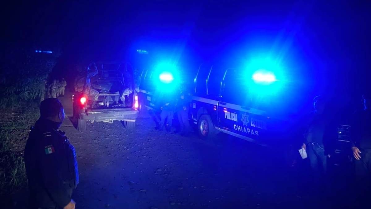 Policías y soldados en el sitio donde volcó la camioneta con migrantes