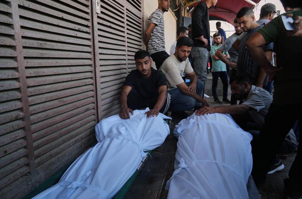Palestinos asisten al funeral de dos personas fallecidas en un ataque del ejército israelí, en el exterior del hospital Mártires de Al-Aqsa, en Deir al-Balah, en el centro de la Franja de Gaza, el 4 de octubre de 2025