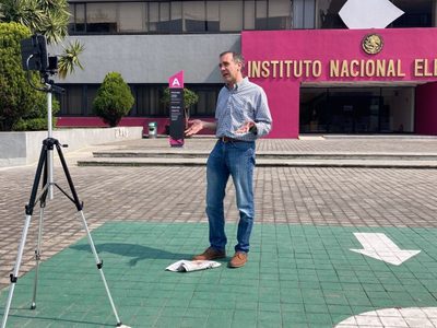 Morena acusa de desvío a Lorenzo Córdova; el presidente del INE responde con estas fotos