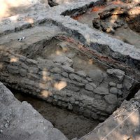 Localizan restos óseos de hace 2 mil 400 años en terrenos de la Universidad Pontificia