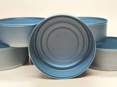 Nunca tires las latas de picadillo vacías: creá este hermoso adorno para tener en la mesa de luz