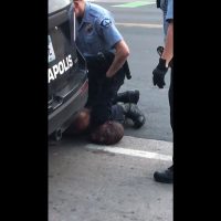 Nuevo escándalo de racismo policiaco en EU tras la muerte de un detenido negro