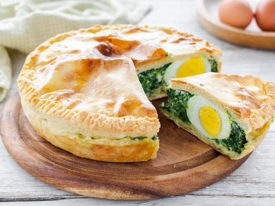 No necesitás ser chef para hacer esta tarta pascualina fácil y rápida: con acelga, huevo y un toque de panceta queda espectacular
