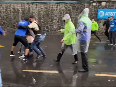 Afición del Cruz Azul protagonizó una trifulca con elementos de seguridad en el Estadio Azteca