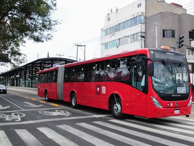 Mujer acusa que un sujeto le mordió y cortó un pedazo de oreja tras una discusión en Metrobús