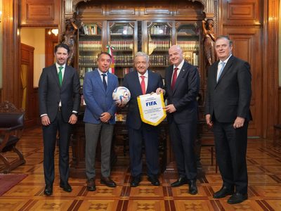AMLO revisa con Gianni Infantino preparativos para el Mundial 2026 y le presenta el AIFA
