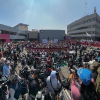 Sheinbaum arremete desde la explanada del INE contra la “Marcha por la Democracia”