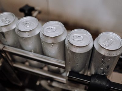 No tires las latas de cerveza: creá estas mini macetas para suculentas con una onda tejida