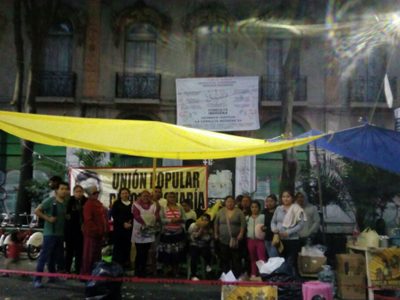 Duermen en calles y banquetas vecinos 'irregulares” de la Roma