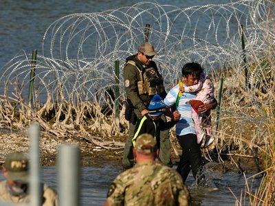 Patrulla Fronteriza de EU debe atender a niños migrantes que esperan en campamentos, dice jueza