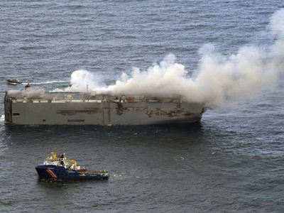 Un barco con casi 3 mil autos arde en el mar, cerca de un importante espacio natural