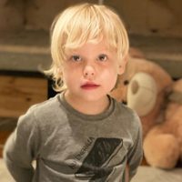 Ídolo de multitudes: Mirko nos llenó de ternura con su divertido método para aprender a escribir