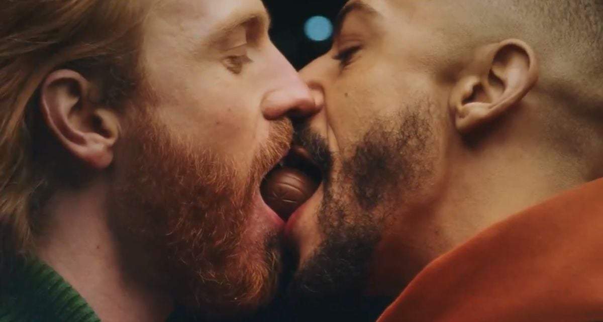 El beso que molestó a la activista católica