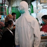 OMS pide aumentar en 40% la fabricación de material de protección contra el coronavirus