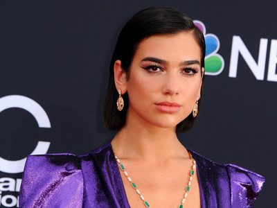 ¡En tono rosa! Dua Lipa le dio la espalda a la cámara y arrasó con los “likes”