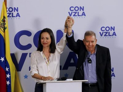 A Maduro le “conviene entablar una negociación”, dice opositora venezolana María Corina Machado