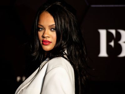 Rihanna recibe una buena noticia y no puede resistir la emoción