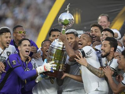 Botafogo con 10 hombres gana su primera Copa Libertadores