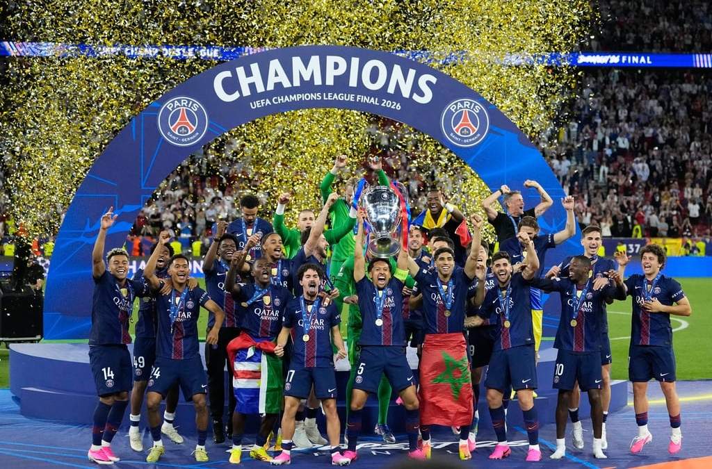 Marquinhos, del PSG, levanta el trofeo celebrando la victoria en la final de la Liga de Campeones entre el Paris Saint-Germain y el Arsenal en Budapest, Hungría, el sábado 30 de mayo de 2026
