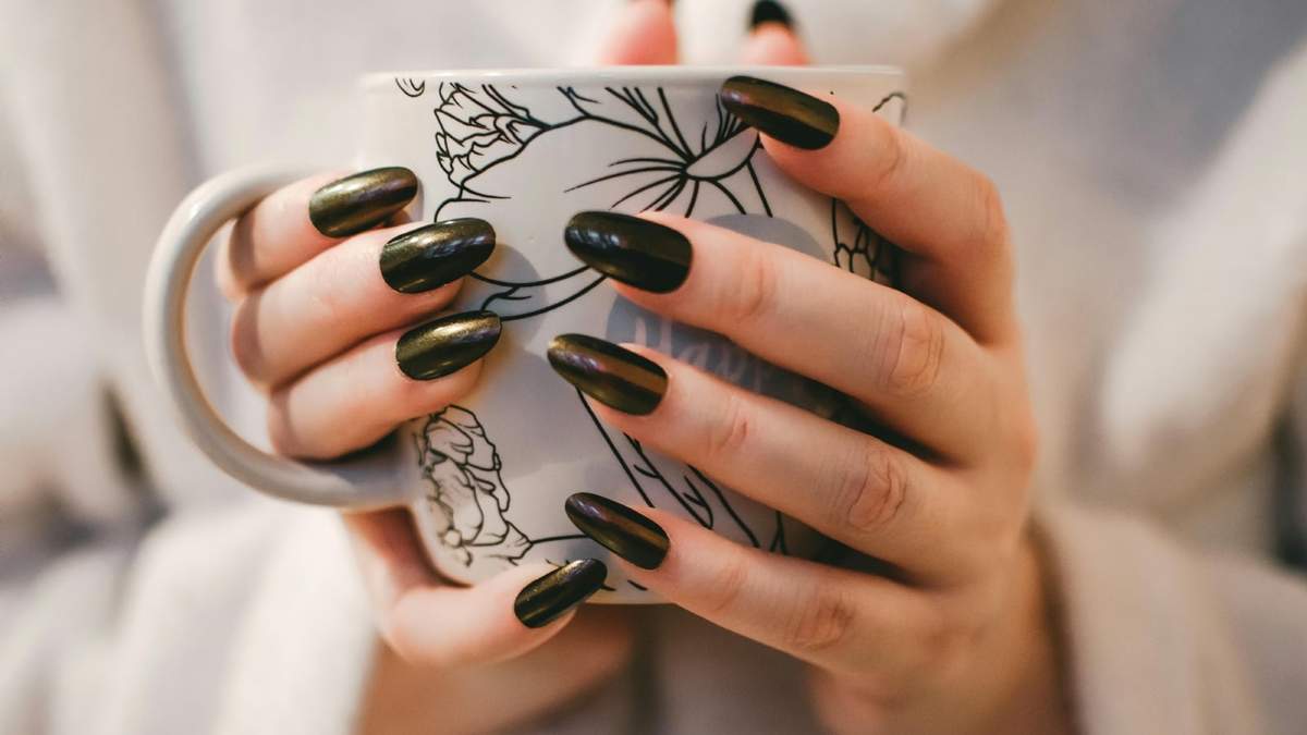 Los colores sobrios, las texturas sutiles y los diseños elegantes se imponen en las manicuras cortas. Fuente: (Instagram)