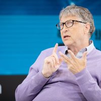 Bill Gates anunció cuándo estará lista una vacuna para el coronavirus que él financia