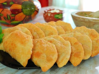 Empanadas con masa de pollo y sin harina: una receta única y crocante que sorprende por su resultado