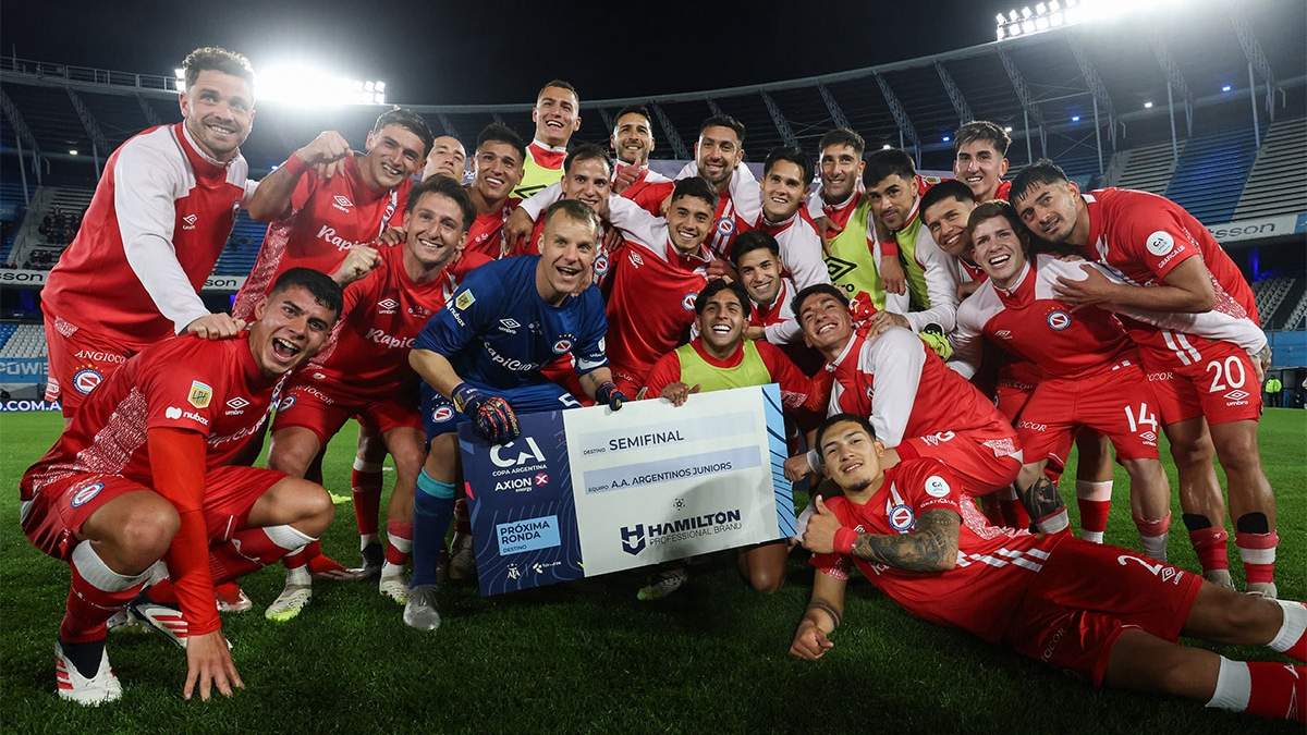 Felices los jugadores de Argentinos Juniors con el cheque.