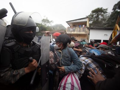 Ejército de Guatemala intenta frenar caravana de migrantes