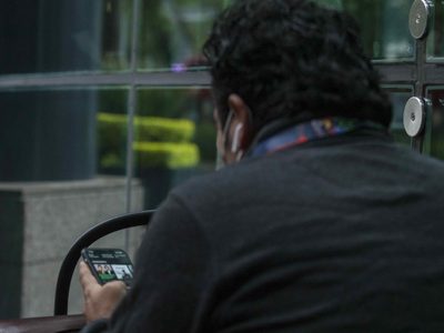 Un hombre muere luego que audífonos Bluetooth le explotaran en el oído