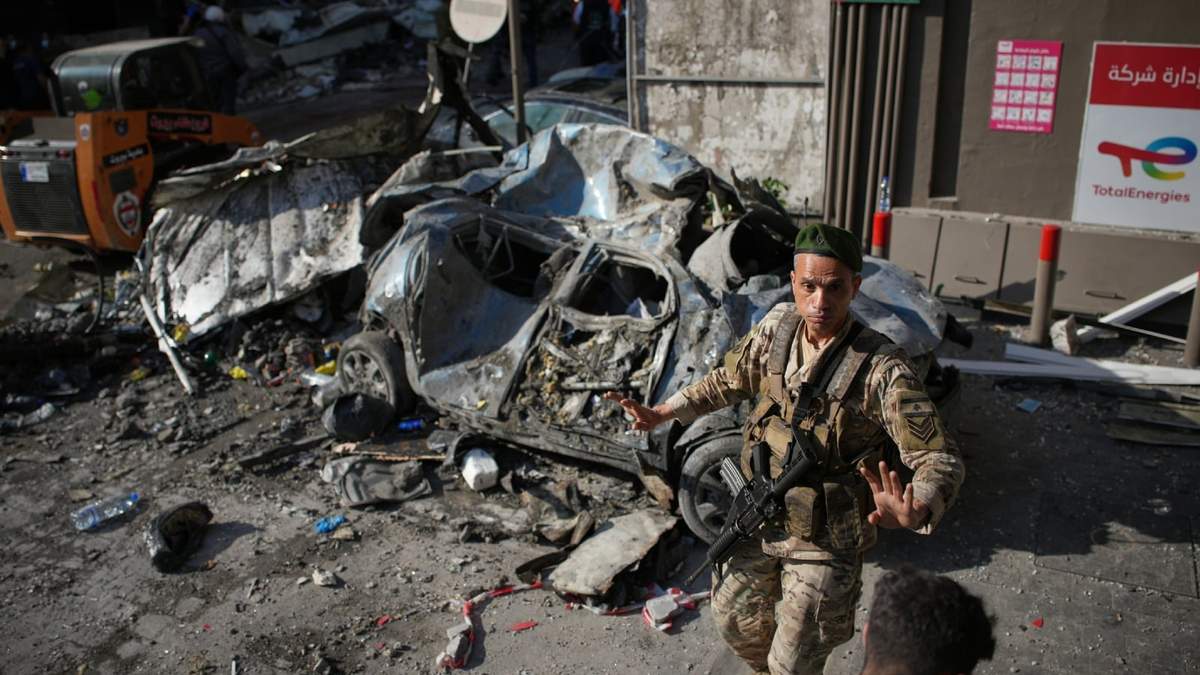 Un soldado del ejército libanés impide que la gente se acerque al lugar de un ataque aéreo israelí anterior en Beirut, Líbano, el miércoles 8 de abril de 2026