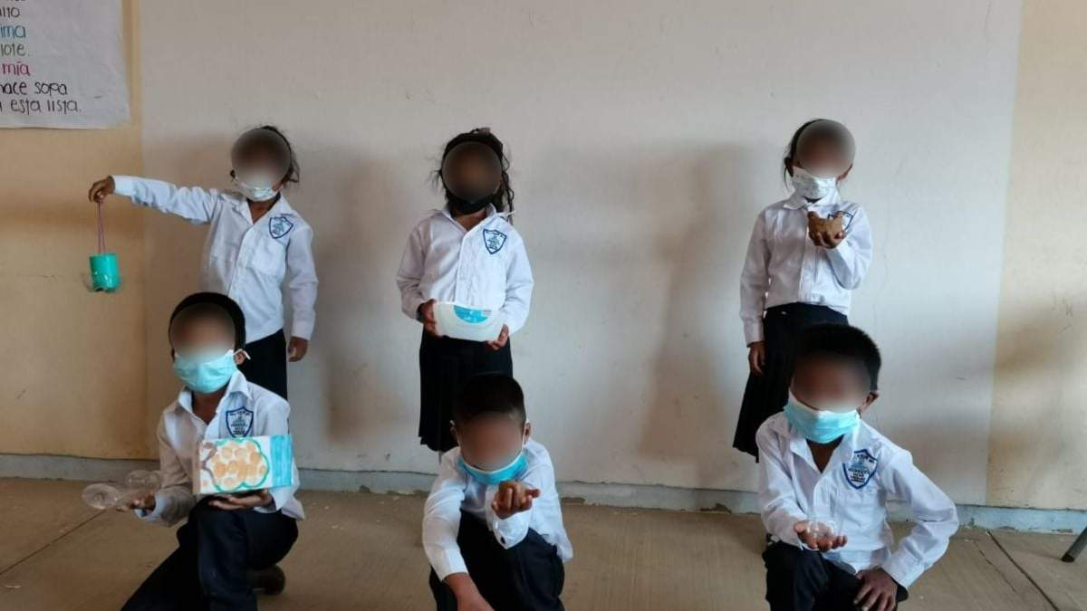 Alumnos de la primaria Gustavo Díaz Ordaz, en Santiago Quiavijolo, Oaxaca