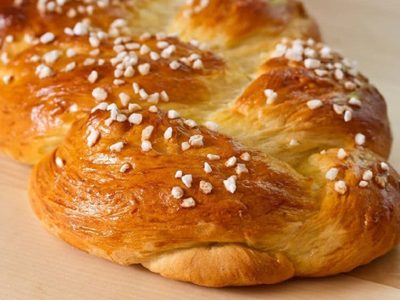 Pan trenzado relleno con jamón, queso y salame: no vas a querer terminar el día sin probar esta receta