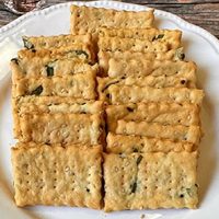 Galletas crackers sin harina de trigo ni gluten: tan ricas como las compradas y recién hechas para disfrutar en casa