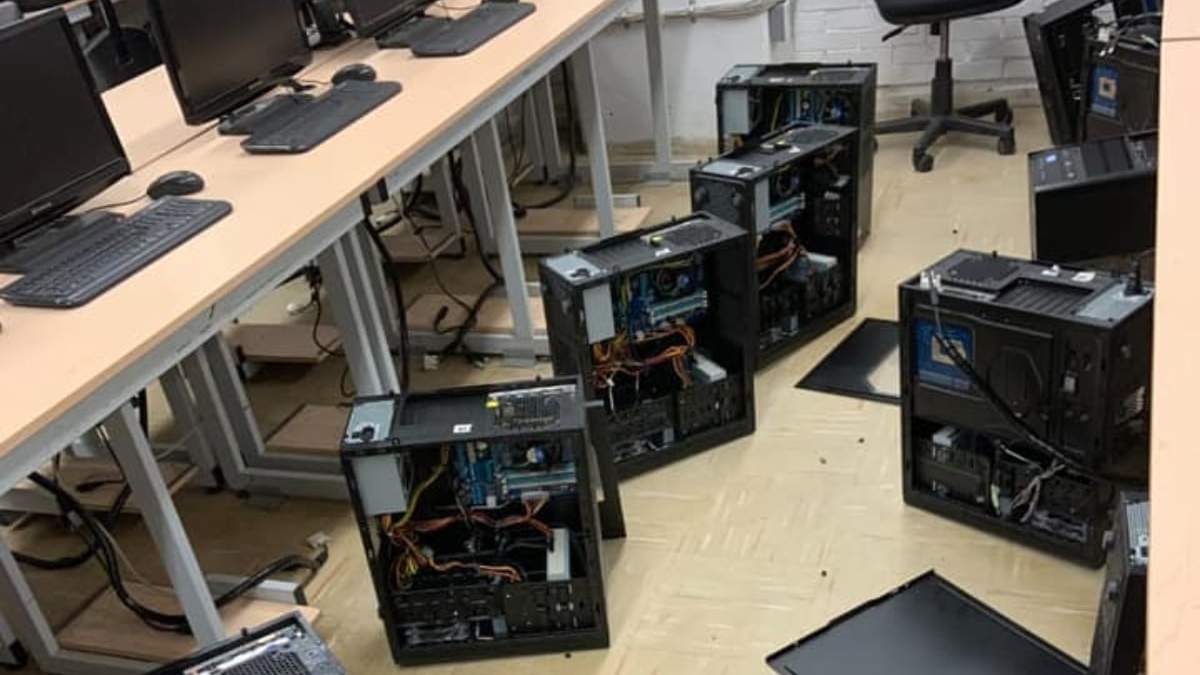 Los equipos que se encontraban en el centro de cómputo fueron abiertos para sustraer las tarjetas de vídeo y discos duros