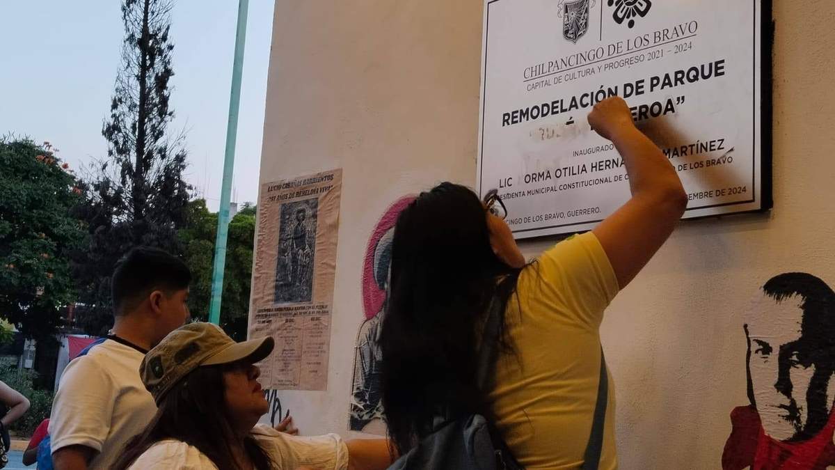 Micaela Cabañas y activistas borran el nombre de Rubén Figueroa de la placa de un parque de Chilpancingo.