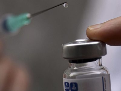 Llegaron más de 860.000 dosis de la vacuna de Oxford AstraZeneca a la Argentina