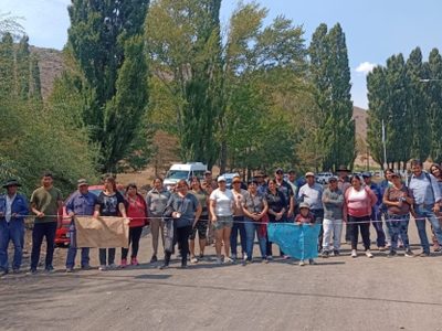 Familias del CPEM 97 cortan el acceso a Los Miches por falta de transporte y edificio escolar