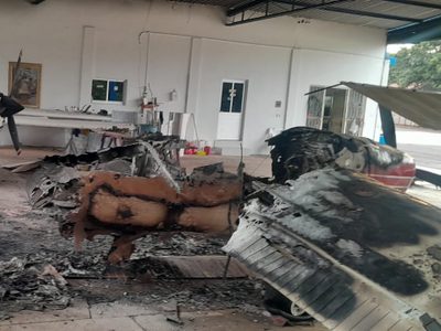 Incendian avioneta en autopista privada de Parácuaro; FGE presume presunto ataque directo del CJNG
