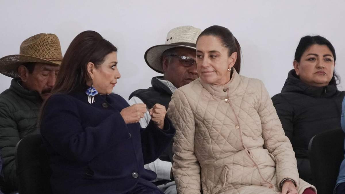 Sheinbaum y la jefa de Gobierno Clara Brugada durante la entrega de certificados agrarios a mujeres en la alcaldía Tlalpan, en el Parque Ecoturístico de Las Maravillas