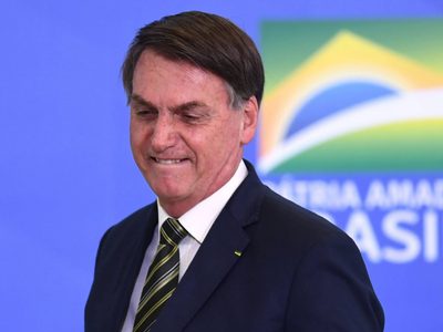 Video: Bolsonaro alzó a un hombre con enanismo porque creyó que era un niño