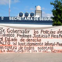Policías de Tabasco reclaman con plantón el pago de un bono