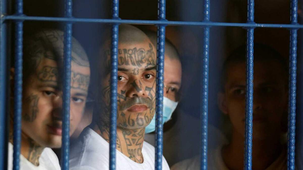 El régimen de excepción decretado hace año y medio en El Salvador ha llevado a más de 72 mil personas a cárceles en condiciones inhumanas