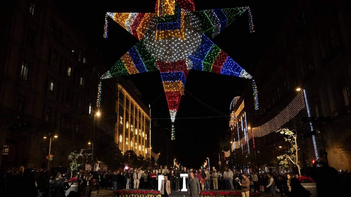 Alumbrado navideño en el zócalo capitalino